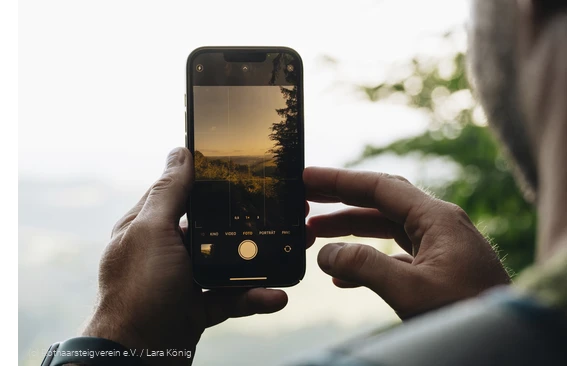 Fotografieren der Aussicht am Rothaarsteig mit dem Smartphone