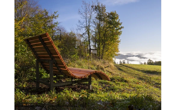 Rothaarsteig-Waldsofa auf einer Lichtung