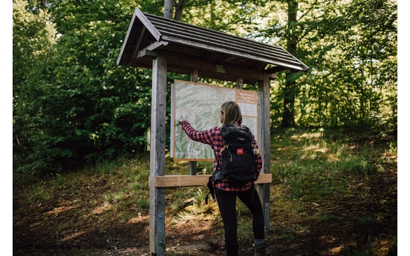 Frau an einem Rothaarsteig-Wanderportal