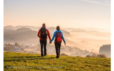 Wanderer auf einer Rothaarsteig-Spur