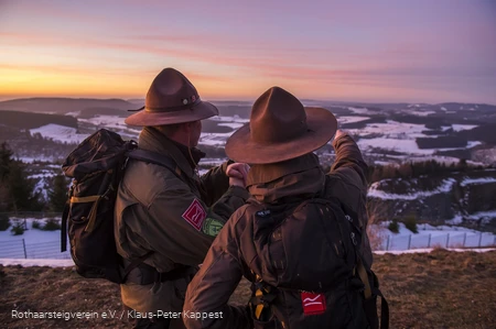 Ranger am Rothaarsteig schauen in die Landschaft