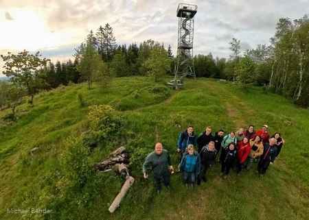 Eine Gruppe Wandernde beim Rothaarsteig InstaHike vor dem Gillerbergturm