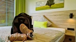 Zimmer im Hotel Fünf10 mit Wanderschuhen und Rucksack auf dem Bett