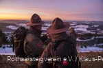 Ranger am Rothaarsteig schauen in die Landschaft