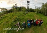 Eine Gruppe Wandernde beim Rothaarsteig InstaHike vor dem Gillerbergturm